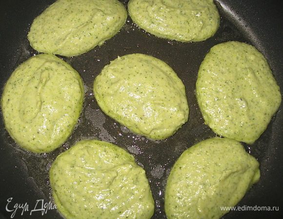 Выкладываем ложкой на разогретую и смазанную маслом сковородку. Обжариваем на среднем огне с двух сторон.