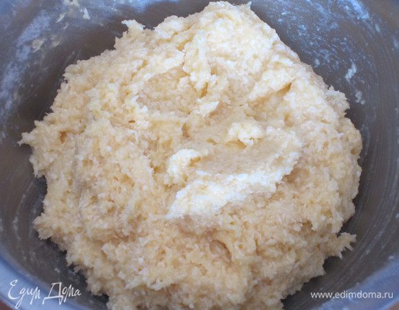 Соединить сливочную массу с яичной, ввести просеянную муку, кокосовую стружку, тщательно перемешать до получения однородного теста. Тесто поместить в холодильник на 30 минут. 