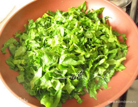 Шпинат вымыть, нарезать и прогреть на сковороде с растительным маслом.Добавить зеленый и репчатый лук. Держать на огне 3 минуты.