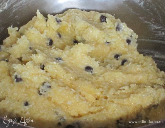  Добавить шоколадные капли, перемешать. 