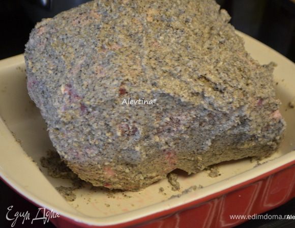 Корейку поставить костями вниз. Смазать полностью приготовленной смесью кусок корейки.
Поставить в разогретую духовку  и готовить примерно 2 часа на 3-3,5 кг для средней прожарки или дольше, если полностью.
Дать постоять 20 мин. и разрезать на порции.