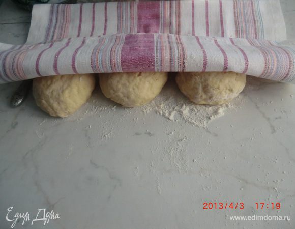 Разделила его на три части
Каждую часть скатала в колобок
И оставила на столе, накрыв салфеткой (по рецепту на 20-30 мин.). А сама занялась начинкой...
