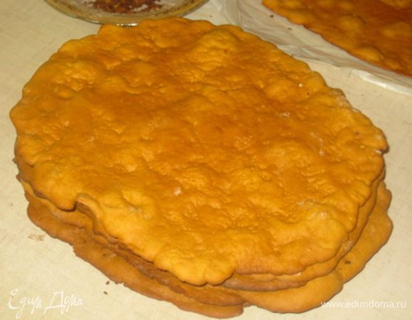 - Медовые коржи (на 6 коржей, длина 29 см, ширина 25 см).

Приготовление:

Смешать: соду, яйца, мёд, сахар, растительное масло и ваниль. Хорошо взбить венчиком. Поставить на маленький огонь и варить 10 минут. Пока масса не будет похожа на пену.
Снять с огня и добавлять муку, тесто должно быть довольно таки плотным, но не тугим. Вымешать в течении 40 секунд или 1 минуты.
Разделить тесто на 6 частей и раскатать коржи, как можно тоньше.
Выпекать при 210С в духовом шкафу, на верхней полке.