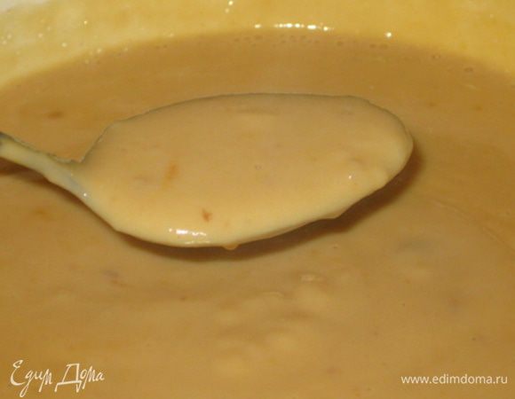 - Карамельно-медовый заварной крем


Приготовление:

650 мл молока нагреть.
Взбить венчиком 200 мл молока, ваниль, мёд, сахар, яйца, муку. Влить эту смесь в 650 мл нагретого молока и варить при постоянном помешивании на маленьком огне до загустения. В горячий крем добавить варенное сгущённое молоко и хорошо перемешать, пока сгущёнка не растворится.