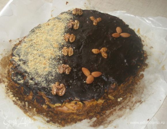 Сборка:

Смазать коржи кремом и последний корж в том числе. Оставить при комнатной температуре на 8 часов. Затем покрыть глазурью и украсить торт.
