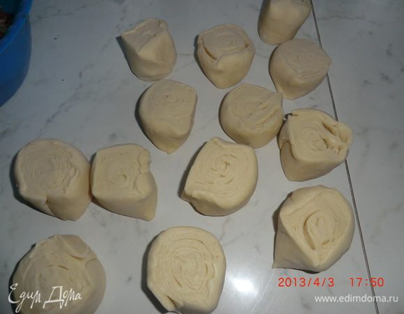 Как масло застыло, начинаем скручивать рулетик
Начинайте с середины и плотно-плотно по всей длине скручивайте рулет
Начинаем резать с середины острым ножом кусочки, толщиной 1,5 см.