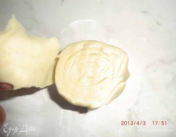 Затем находим край теста, немного отматываем и укладываем на срез (он будет слеплять слои между собой, чтобы они не расползлись)
Теперь сверху скалкой аккуратно начинаем раскатывать лепешечку
Секретик! До раскатки, кусочки можно убрать в морозилку на 10-15 минут. Кусочки станут твердыми (за счет масла) и их будет очень удобно раскатывать без муки или крахмала.
