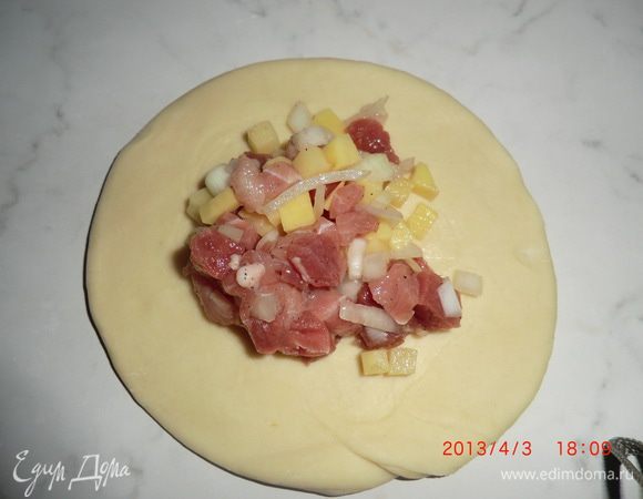 Выкладываем начинку на ту сторону, которую мы раскатывали 
Защипываем треугольником