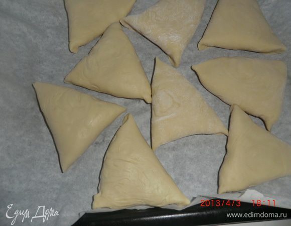Выкладываем на противень, застеленный бумагой для выпечки швом вниз. Яйцом (или чем-то другим) смазывать не надо! Иначе яйцо зальет слои и они уже не будут такие четкие
Выпекала я при 200-220 С 40 минут .