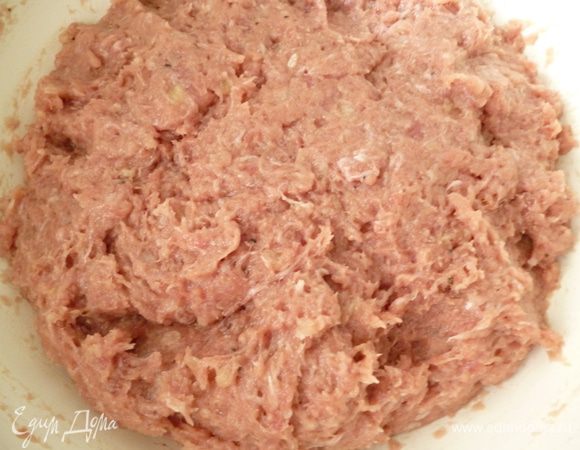 Приготовить мясной фарш. Мясо пропустить через мясорубку вместе с салом и репчатым луком, добавить измельченный чеснок, хмели-сунели, молотый перец,соль, соду и холодную воду. Пусть вас не пугает присутствие соды, она совсем не чувствуется. Сода заменит яйцо и хлеб в фарше и придает ему пышность.Хорошо перемешать,фарш должен быть гладким и однородным. 