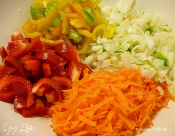 Репчатый лук нарезать кубиком, болгарский перец соломкой,морковь натереть на крупной терке,картофель нарезать дольками.Я еще добавила замороженные с осени печеные баклажаны.Вы можете добавить свежие.Их надо заранее нарезать и слегка присолить,что бы вышла горечь и они немного обмякли.