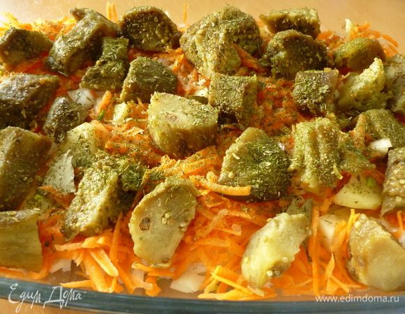 Для запекания я всегда пользуюсь стеклянной формой.На дно налить растительное масло.Выкладываем слой картофеля,затем лук и морковь,слегка посолить и поперчить,затем слой баклажан.