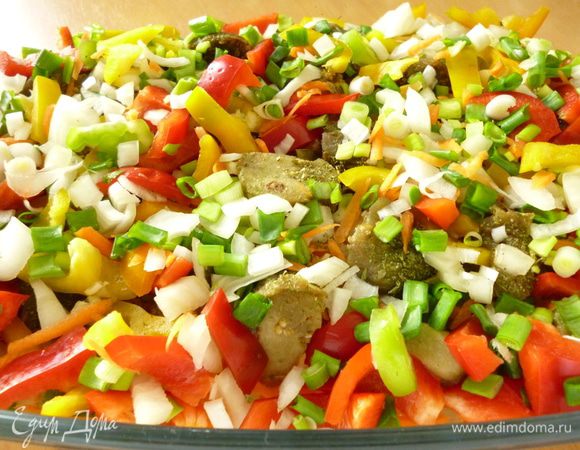 Слой болгарского перца,зелень,снова посолить и поперчить,добавить несколько кусочков лаврового листа