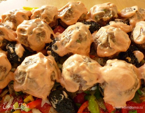 Смазать шарики соусом.Закрыть форму крышкой и запекаем при 160-170 градусах 1 час 10 минут.Приятного вам аппетита!