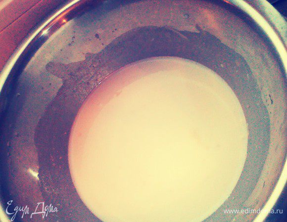 В теплое молоко всыпать соль, сахар, дрожжи и 2 ст.л. муки. Перемешать. Оставить на 10 минут в теплом месте. 