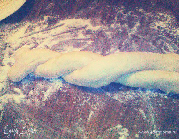 Из каждой скатать жгутики. Сложить два жгутика и скрутить.