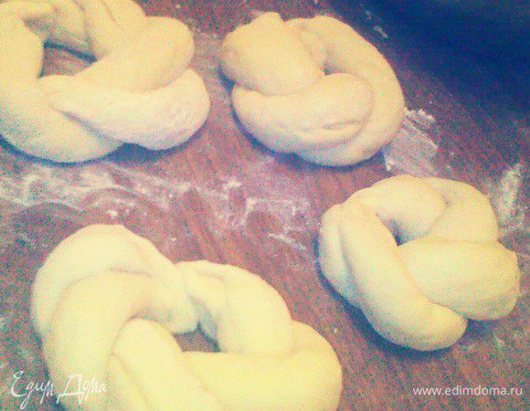 Соединить концы, чтобы получилось кольцо.
