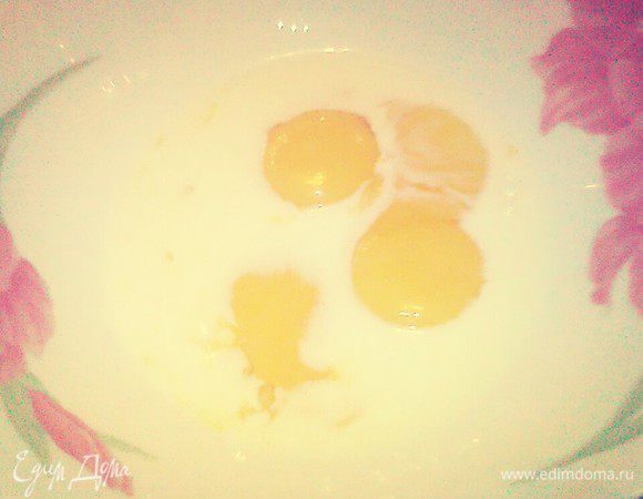  Взбить желтки с молоком. Добавить сахар. Бублик обмакнуть в смесь и обвалять в кунжуте.