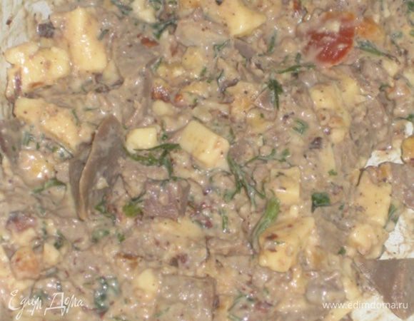 Отвариваем кроличьи потрошки. Нарезаем их небольшими кубиками. Туда же добавляем обжаренный лук и обжаренные грецкие орехи. Добавляем мелко рубленную зелень и чеснок. Натираем твердый сыр. Мягкий сыр разминаем. Добавляем сыры в начинку. Соль, черный молотый перец и специи — по вкусу.