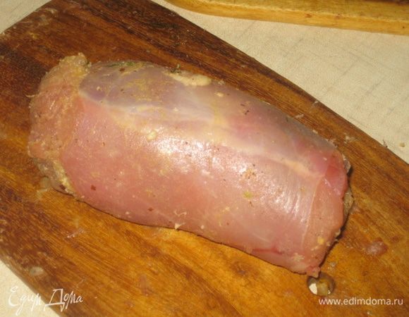 Кладем начинку на край отбитого филе из кролика. Заворачиваем в длину.