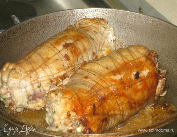 И связываем его хорошо нитками. Затем обжариваем на оливковом масле по 5 минут с каждой стороны.