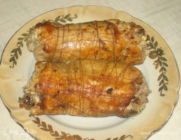 Затем наливаем в кастрюльку немного воды и жидкость, в которой варились кроличьи потрошки. И тушим примерно 30 минут наши рулетики.