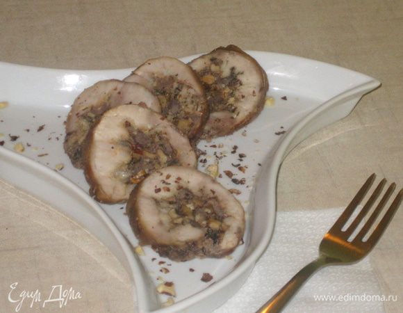 Охлаждаем 2 часа в холодильнике, снимаем нитки и нарезаем на порционные кусочки.