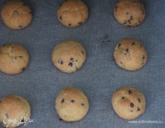 Сформировать шарики размером с грецкий орех и выложить на противень с пергаментом. Выпекать в разогретой до 160 °С духовке 15 -20 минут.