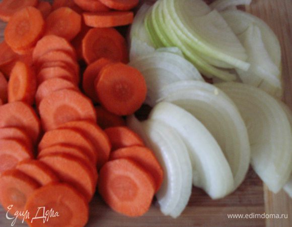 Морковь нарезать не очень тонко кружками, лук нарезать полукольцами. Чернослив промыть.