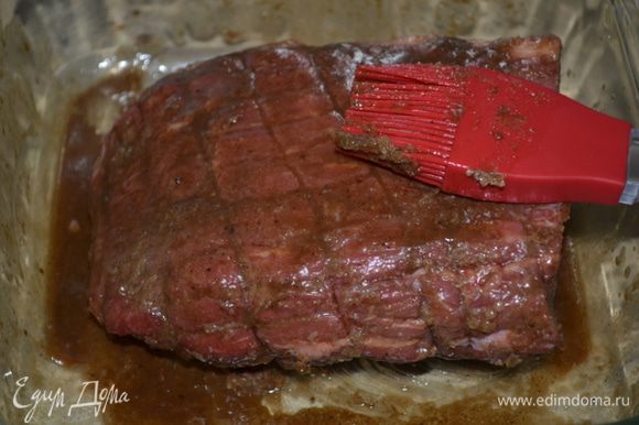 Смазать кусок говядины этой смесью кисточкой в блюде для запекания.