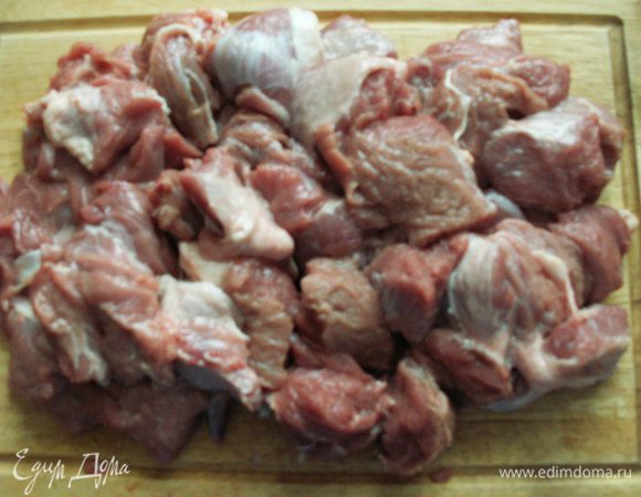 Мясо нарезать кубиками средней величины. Бекон режем тонкими полосками.