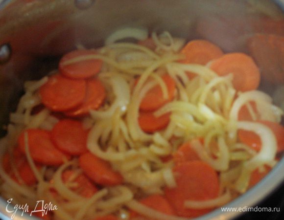 Кладем сливочное масло  в кастрюлю с толстым дном и обжариваем на сильном огне морковь пару минут до золотистого цвета. Добавляем лук и жарим до прозрачного состояния еще несколько минут. При необходимости добавляем подсолнечное масло, но мне не понадобилось.