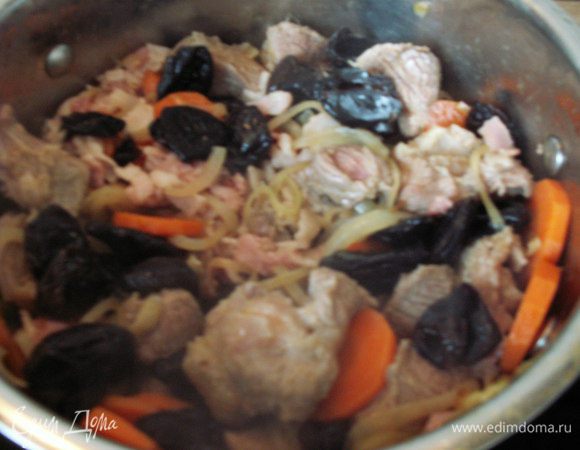 Кладем мясо и бекон к овощам, слегка обжариваем. Добавляем чернослив, убавляем огонь до минимального и тушим до готовности ( тушила 1,5 часа ). На мой вкус соли от бекона вполне достаточно и я не досаливала.
BON APPETIT!