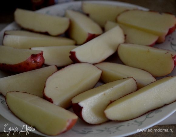 Разрезать картофель на дольки.