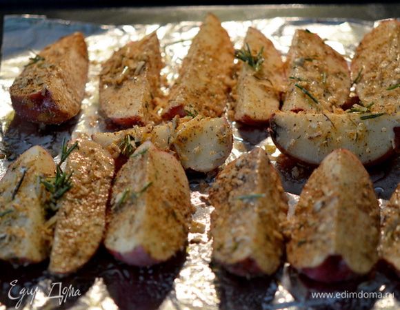 Каждую дольку обвалять в смеси и выложить на противень с фольгой. Сбрызнуть оливковым маслом. И поставить в разогретую духовку на 200 гр. на 40 мин.