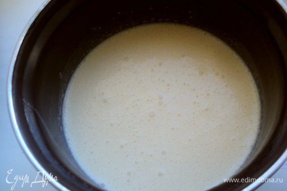 Яйца взбить с сахаром и солью, добавить теплое молоко и муку, хорошо размешать миксером, чтобы не было комочков. В конце добавить растопленное сливочное масло.