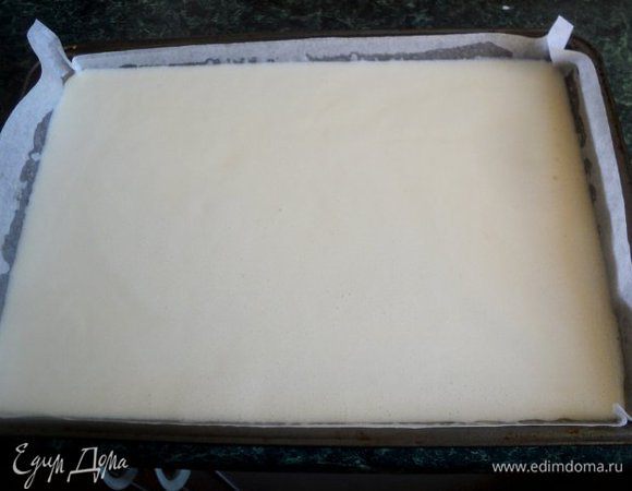 Духовку разогреть до 200°C. Противень (у меня размером 30х22 см) застелить бумагой для выпечки, так чтобы бумага заходила за края, смазать маслом. Налить половину теста и выпекать 20–25 минут до румяной корочки (ориентируйтесь на свою духовку).