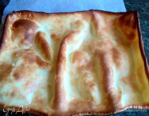 Тесто поднимается буграми, но в готовом виде оно немного опадет. Готовый блин смазать растопленным сливочным маслом. Дать блину немного остыть. У меня из указанной порции теста получилось два блина.