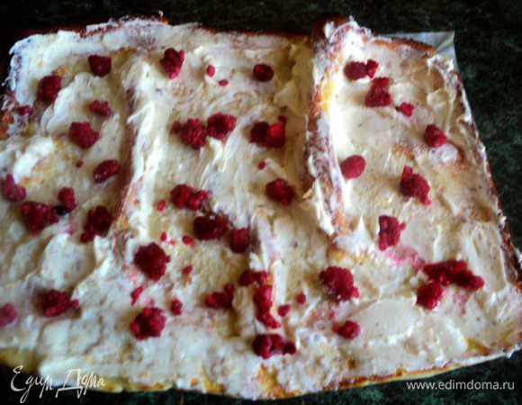 Намазать блин творожной массой, посыпать малиной.