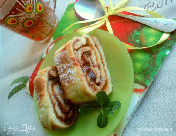 Второй рулет я сделала со сливовым джемом. Начинку можно приготовить и несладкую: мясную, грибную и т. д.