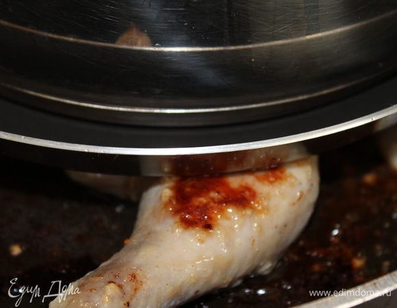 Жарить на среднем огне примерно 10 минут (огонь можно сначала сделать самым большим - на 5 минут, а потом убавить). Аккуратно снять все это сооружение и перевернуть цыпленка на другую сторону. Сразу же поставить все на свои места и жарить минут 10-15