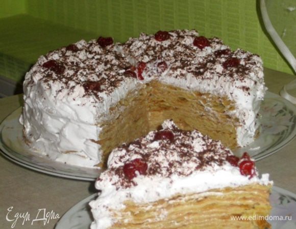 Сборка:

Корж, 3 ст.л. крема, корж, 3 ст.л. крема, корж, крем и так пока не закончатся коржи. Затем наполняем кондитерский шприц взбитыми сливками и выкладываем их на вверх торта и бока.