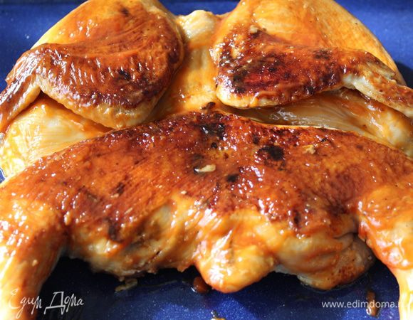 Проверить цыпленка...надо, чтобы  с двух сторон была одинаково зажаренная и красивая корочка золотистого цвета. Расположить обжаренных цыплят на противне...смазать сверху кетчупом и поставить в разогретый духовой шкаф (при 200 градусах держать минут 15 с оной стороны)