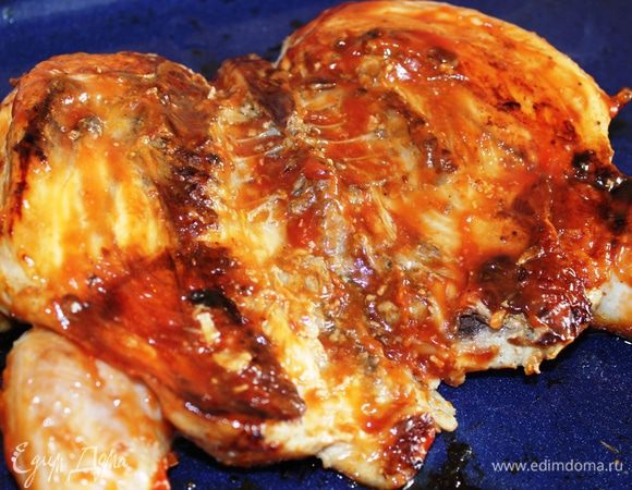 Затем перевернуть цыплят, снова смазать кетчупом и запекать еще минут 15