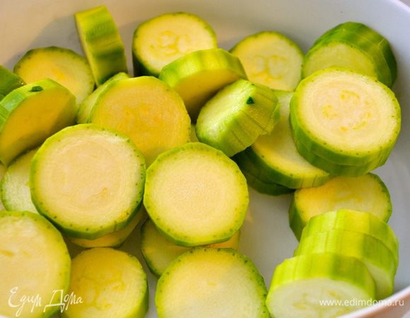 Первым делом очистить цукини от кожуры и нарезать кружочками.