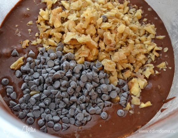 В готовую смесь осталось добавить орехи (у меня грецкие) и шоколадные капли и все еще раз как следует перемешать. На этот раз только вручную.