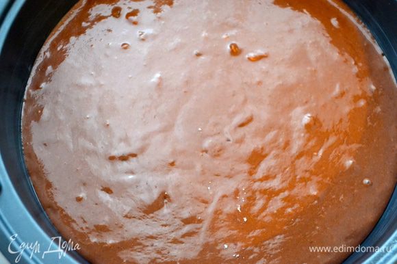 Форму 20 см смазать маслом, перелить в нее тесто (оно получается достаточно жидким) и поставить в разогретую до 180°C духовку примерно на 40 минут. Готовность пирога необходимо проверить деревянной шпажкой.