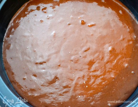 Форму 20 см смазать маслом, перелить в нее тесто (оно получается достаточно жидким) и поставить в разогретую до 180°C духовку примерно на 40 минут. Готовность пирога необходимо проверить деревянной шпажкой.