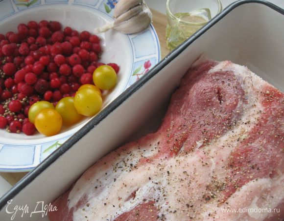 Мясо помыть, обсушить салфеткой. Нашпиговать чесноком. Посолить, поперчить. Красную смородину разморозить. 

