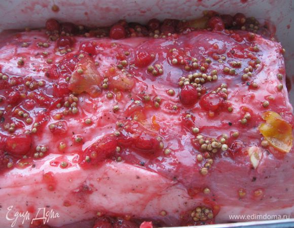 Обмазать  смородиной и порезанными помидорами.
